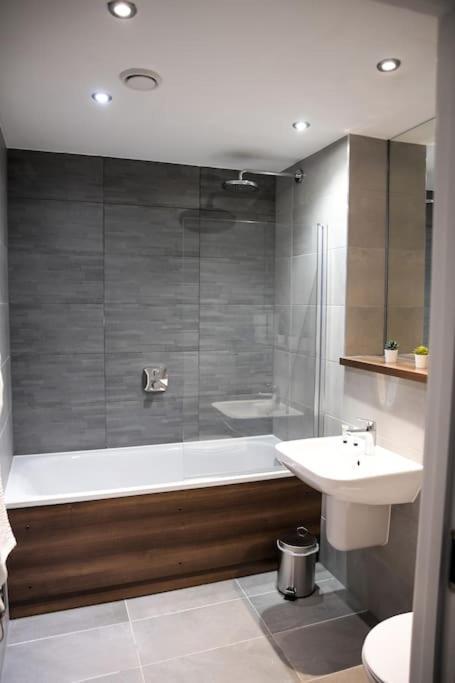 Modern 2 Bedroom Apartment - City Centre - Parking Manchester Bagian luar foto